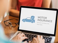 online-car-insurance-application_53876-167062-1.jpg